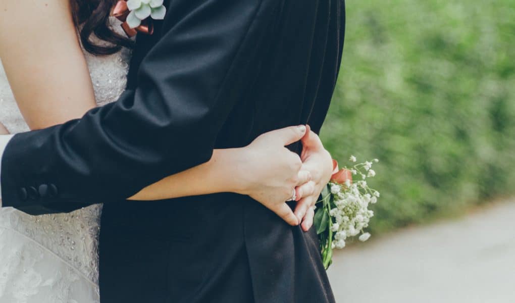 La location de robe et costume de mariage  : avantages et inconvénients
