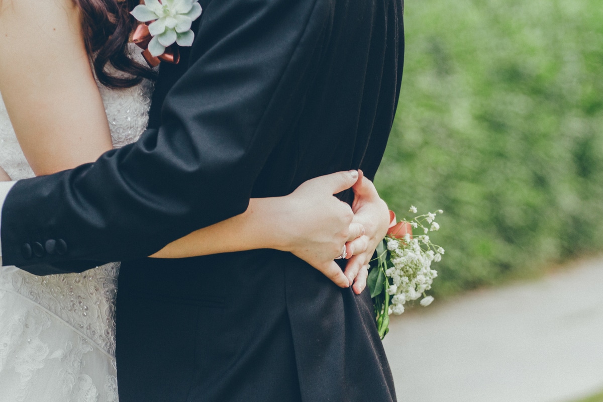 La location de robe et costume de mariage  : avantages et inconvénients