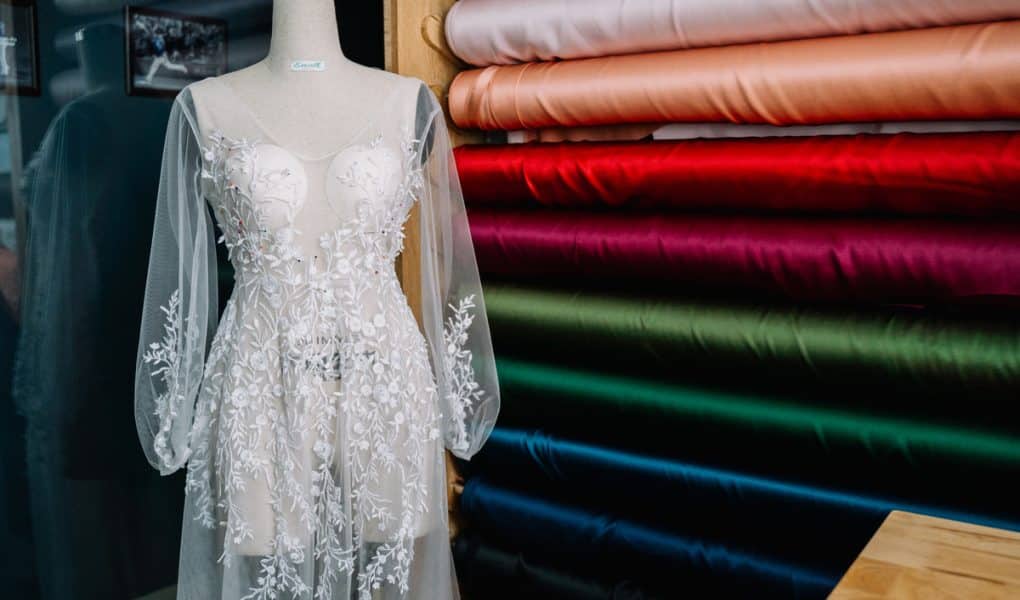 Exploiter la couleur dans les tenues nuptiales  : pourquoi pas une robe ou un costume coloré  ?