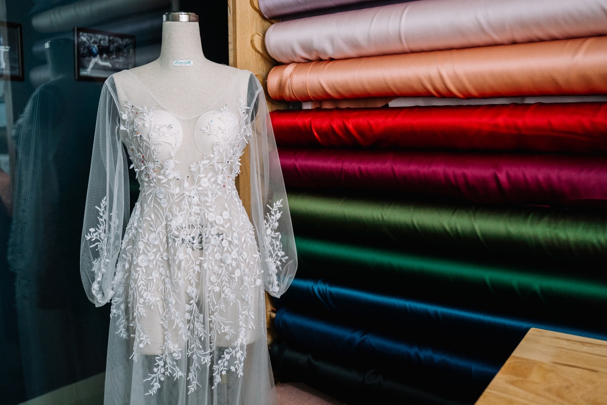 Exploiter la couleur dans les tenues nuptiales  : pourquoi pas une robe ou un costume coloré  ?