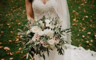 Comment choisir le bon tissu pour votre robe ou costume de mariage