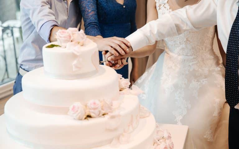 Comment choisir la taille parfaite pour votre gâteau de mariage