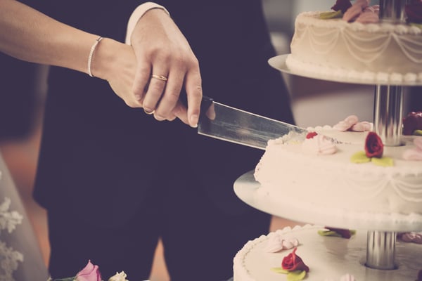 Incorporer votre histoire d'amour : comment personnaliser votre gâteau de mariage